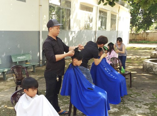 Hoạt động cắt tóc miễn phí tại ngày hội